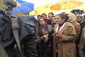 KADIN KOLLARI ‘’ŞİDDET Mİ? ASLA ‘’ DEDİ                                         