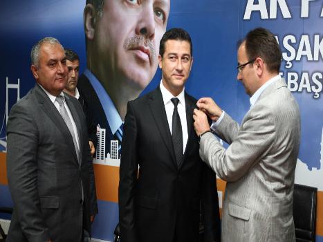 AK PARTİ BAŞAKŞEHİR’DE ROZET TAKMA TÖRENİ